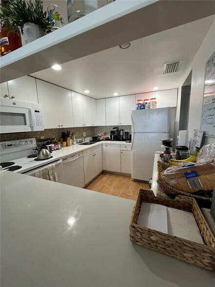 Building Photo - 13499 Biscayne Blvd