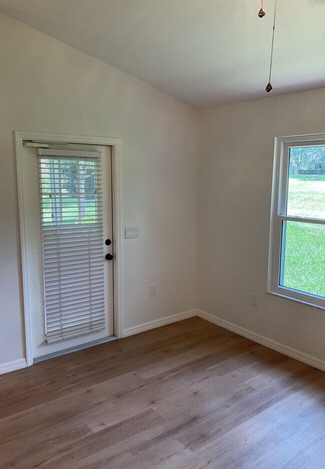 Building Photo - Spacious 3/2 in Eagle Point