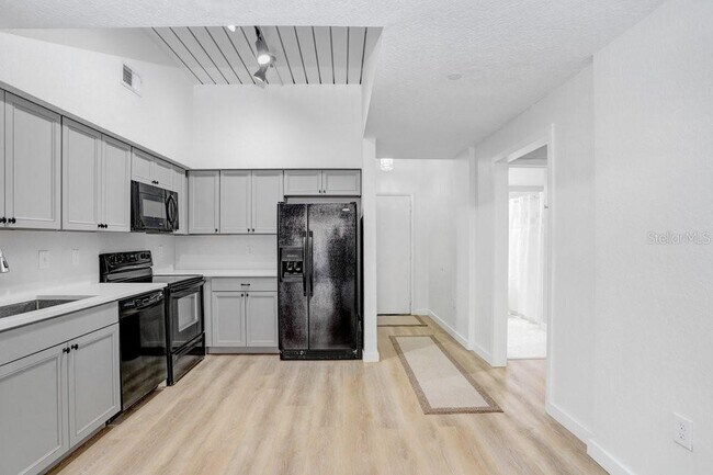 Building Photo - 2440 W Horatio St
