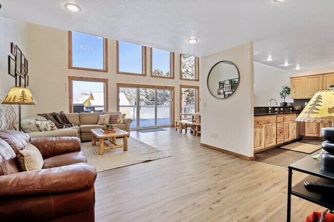 Building Photo - 130 Par Dr