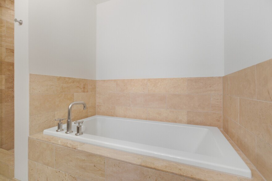 Building Photo - 525 W Superior St