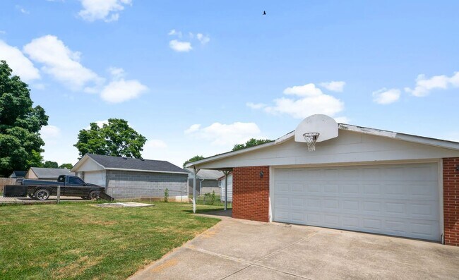 Building Photo - Welcome home to this updated bright and sp...