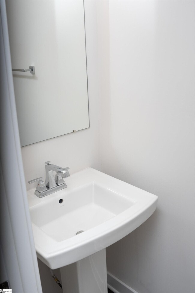 Building Photo - 17 Rollins Ave