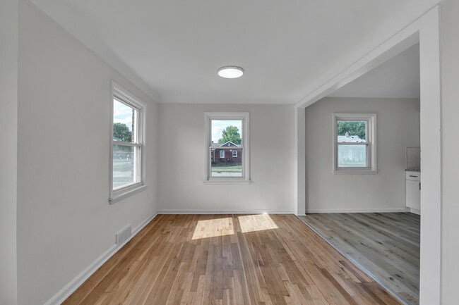 Building Photo - 14521 Trenton Rd