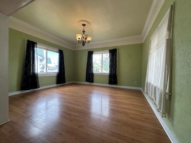 Building Photo - 2bed, 1bath 1,186sq.ft. home with large de...