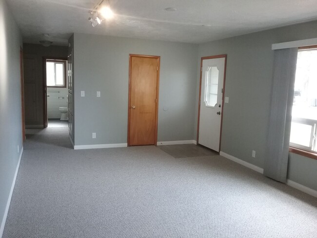 Building Photo - Updated Three Bedroom Home in Keizer