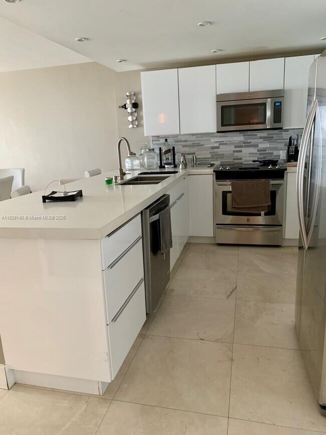 Building Photo - 5701 Collins Ave
