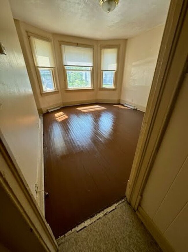 Primary Photo - 2314 W Burnham St