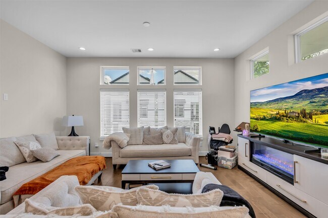 Building Photo - 5303 Donovan Gdns Ln