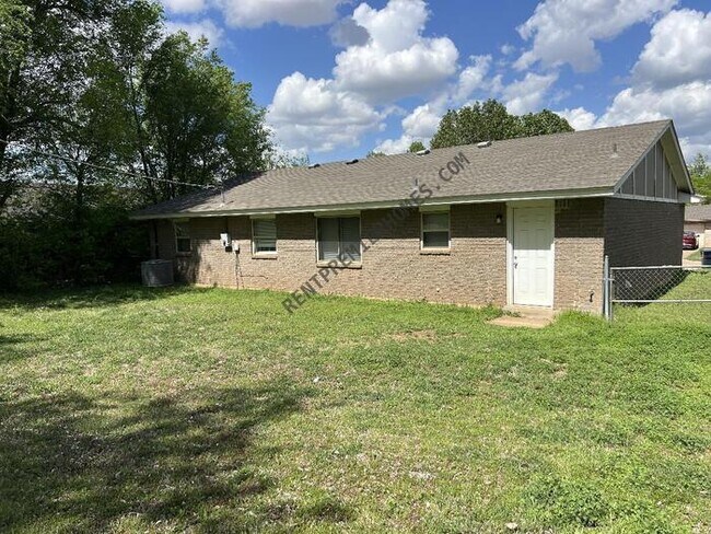 Building Photo - 220 Bainbridge Ave