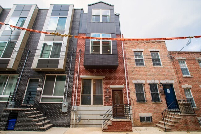 Building Photo - Graduate Hospital Three Bedroom Home