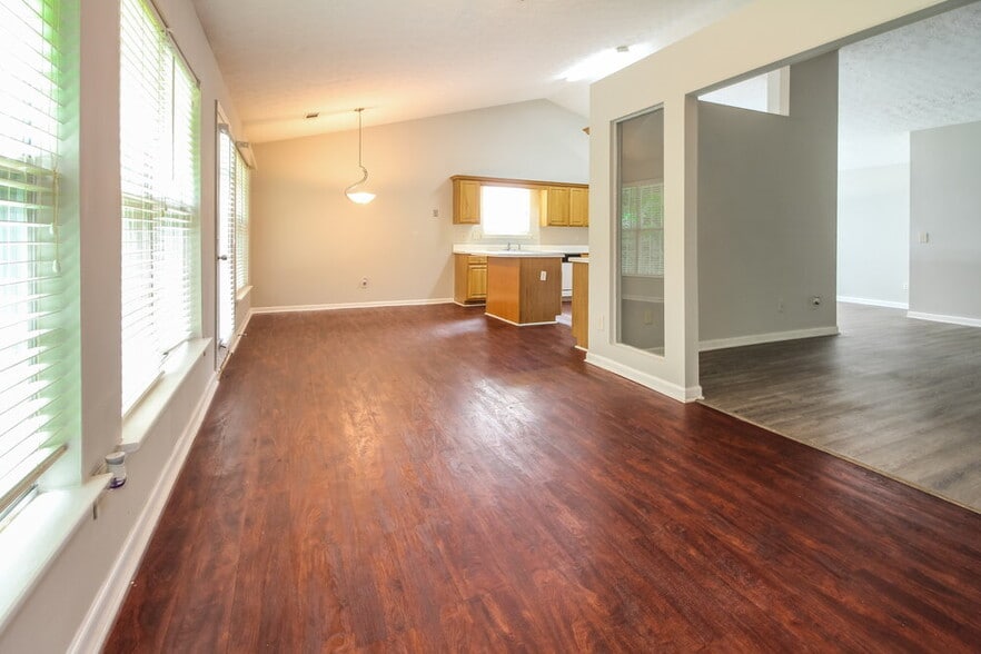 Building Photo - 5729 Lakeview Cir