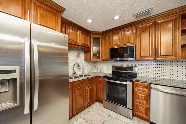 Building Photo - 6804 N Hubert Ave