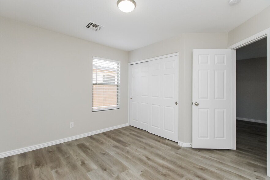 Building Photo - 475 W Holstein Trail