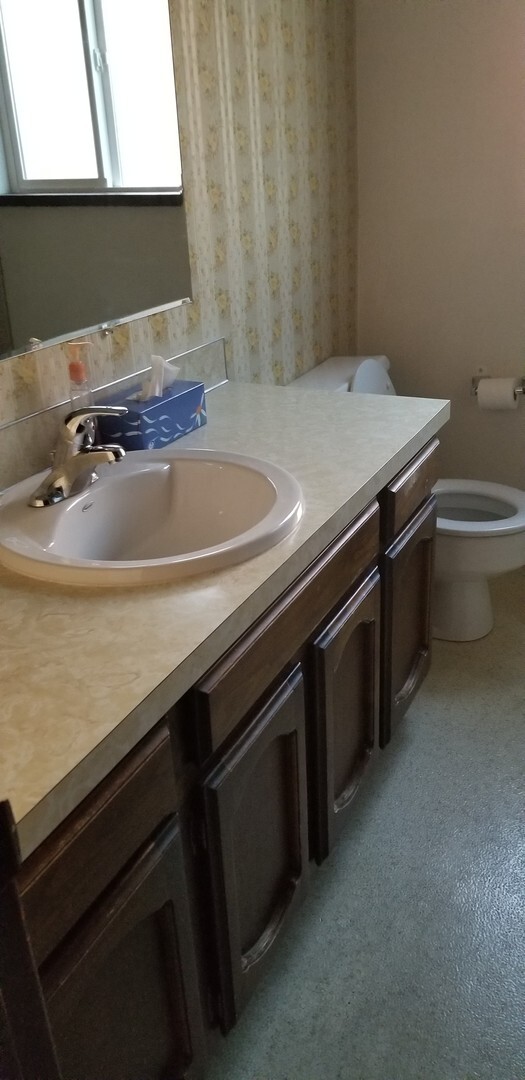 Building Photo - 3 bedroom, 2 bathroom home in well established neighborhood.