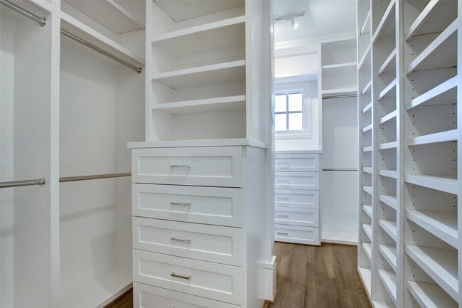 Building Photo - 21 Crain Sq Blvd