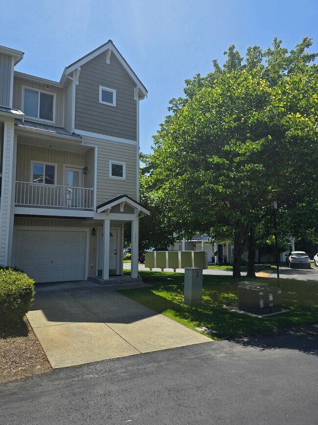 Building Photo - Possibly the Nicest & Most Convenient Townhome!