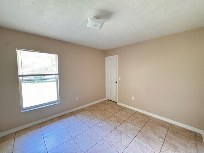 Building Photo - THIS IS NOT AVAILABLE FOR SHOWING UNTIL MI...