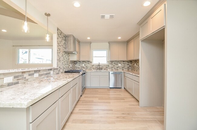 Building Photo - 414 Lakeview Dr