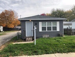 Building Photo - 2 bedroom 1 bath ranch with 2 car garage