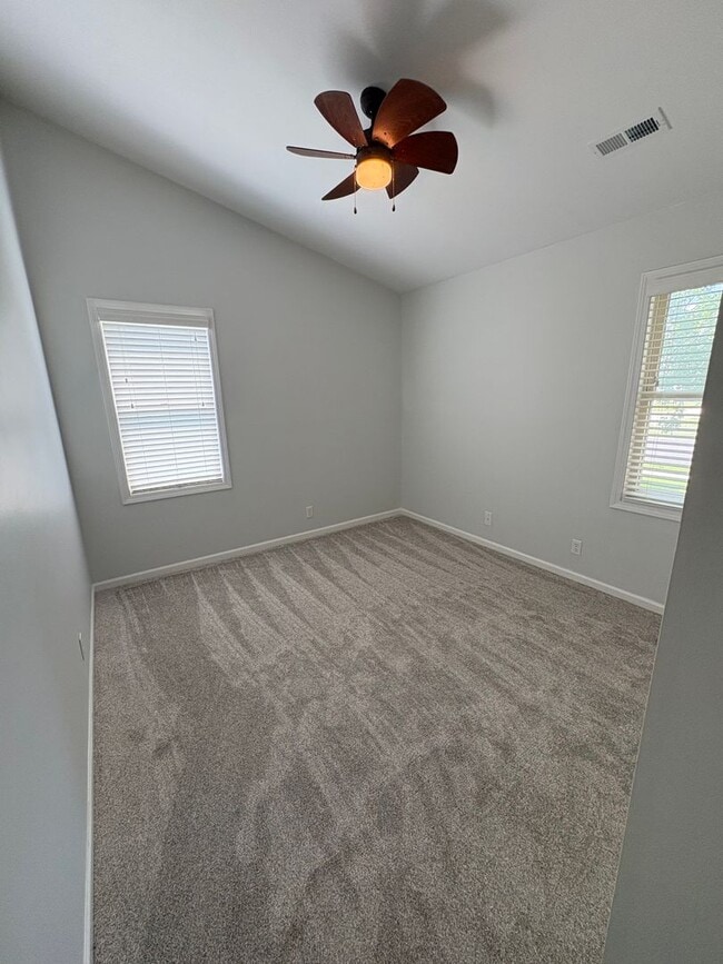 Building Photo - 3 Bed, 2 Bath Condo Off West Green Meadows