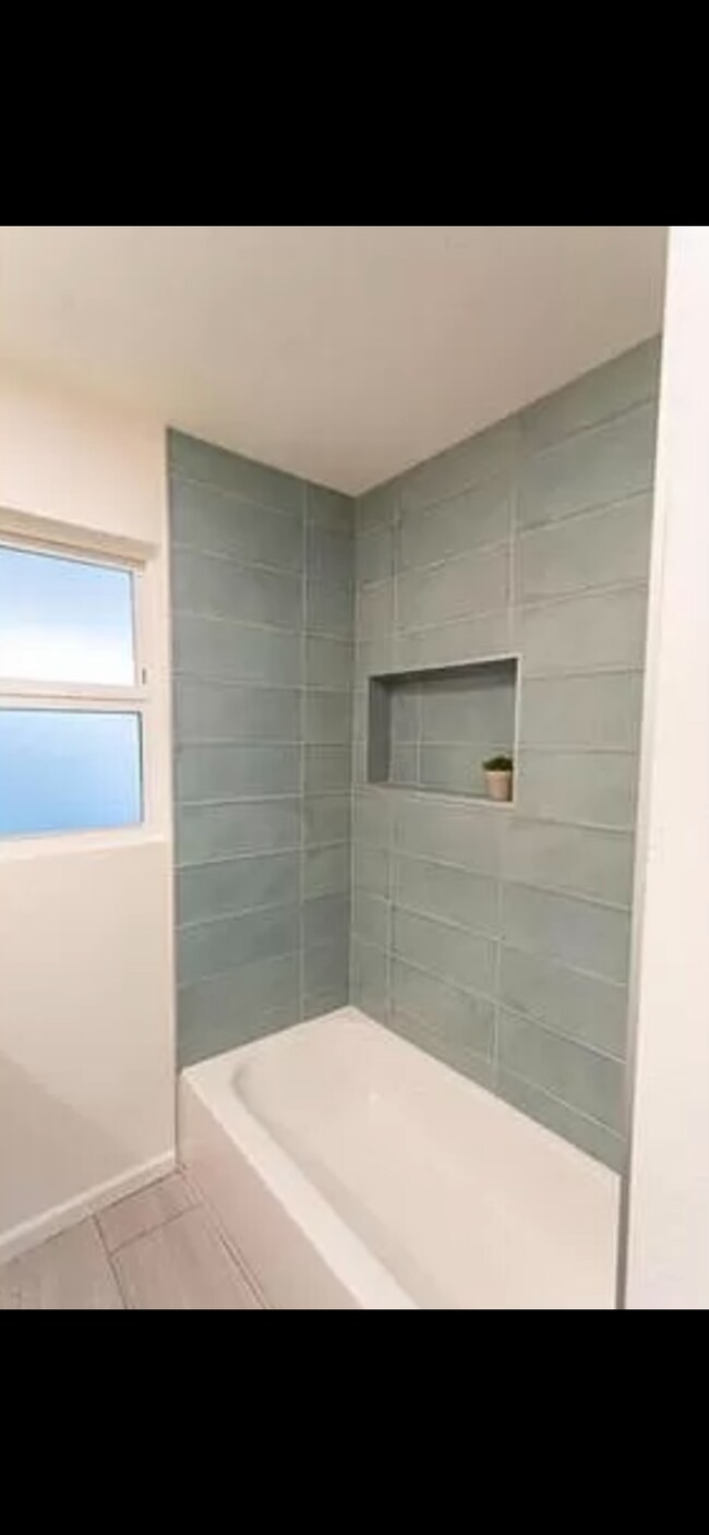 Building Photo - 1506 E Clarendon Ave