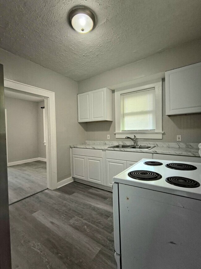 Building Photo - Charming 2br/1ba house near downtown