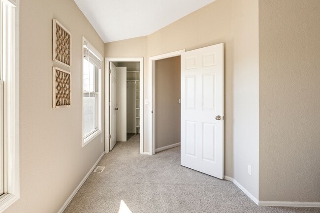 Building Photo - Charming 3 Bedroom Townhome in Highlands Neighborhood