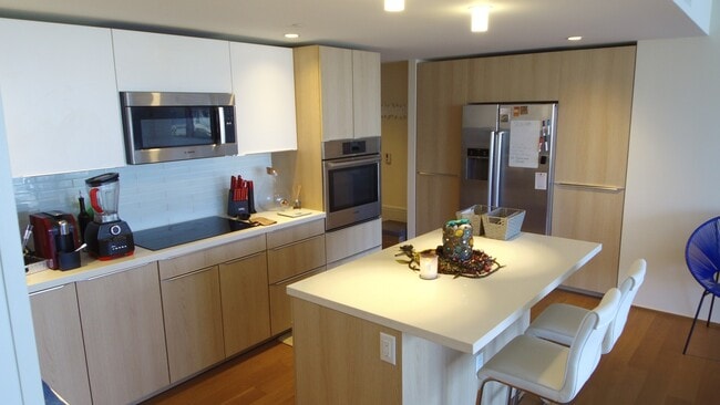 Building Photo - End Unit |  Luxury Condo | The Symphony | 2 Bed 2 Bath 2 Parking