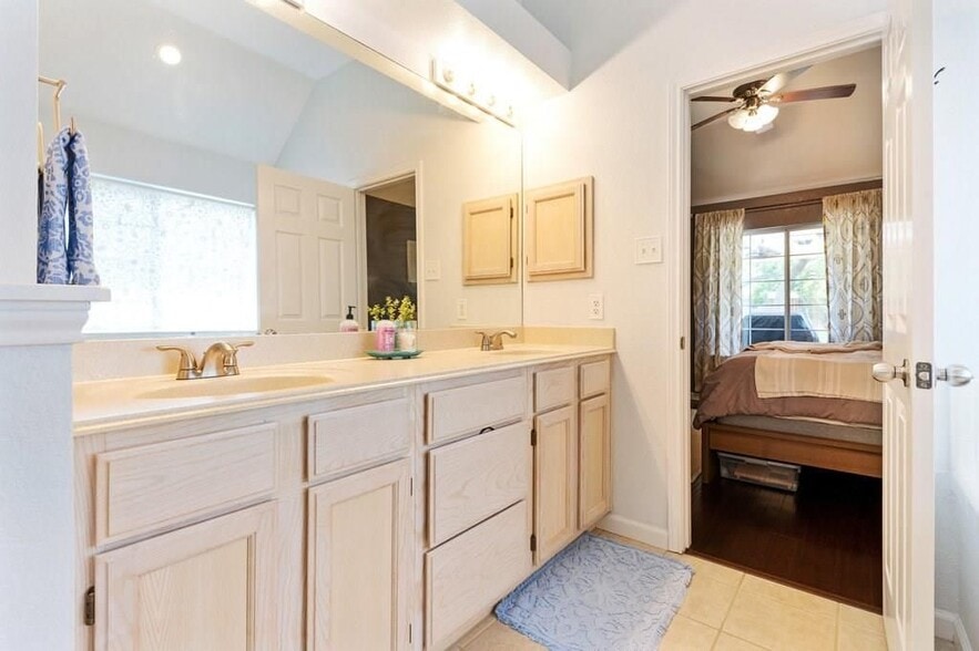 Building Photo - 16303 Lone Wolf Dr