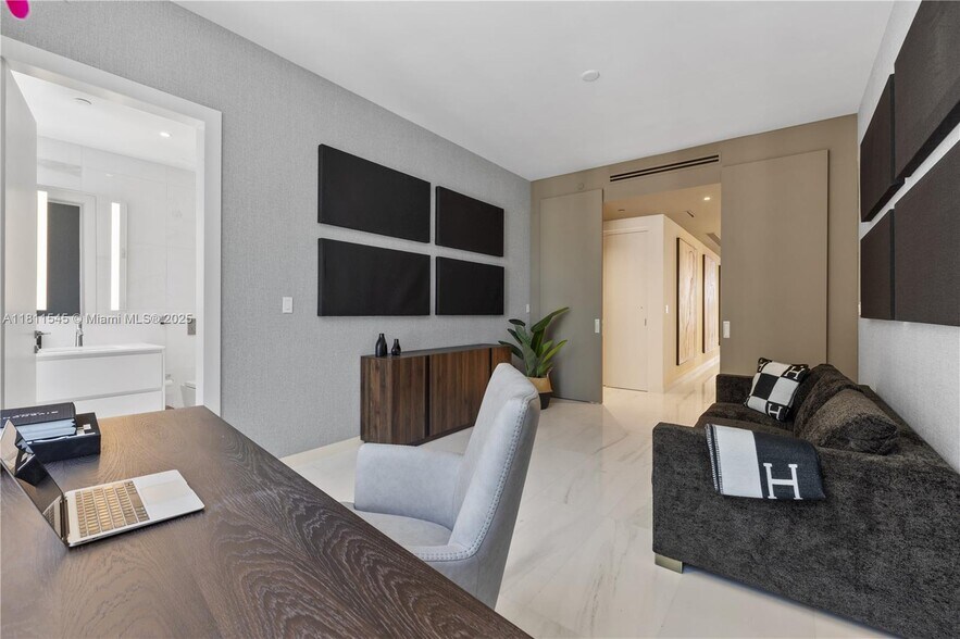 Building Photo - 300 Biscayne Blvd Way