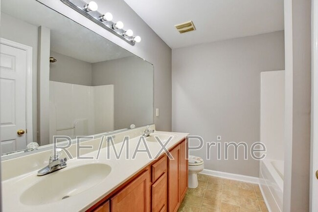 Building Photo - 960 Railroad Ave