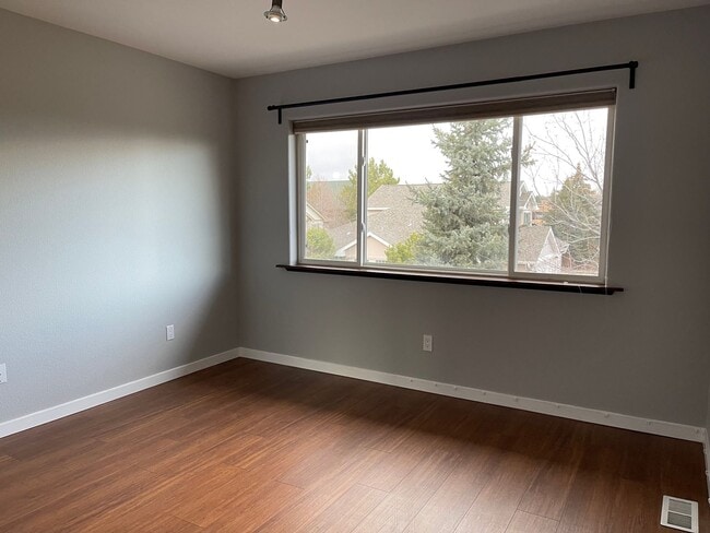 Building Photo - Updated Townhome Louisville- Perfect commuting location