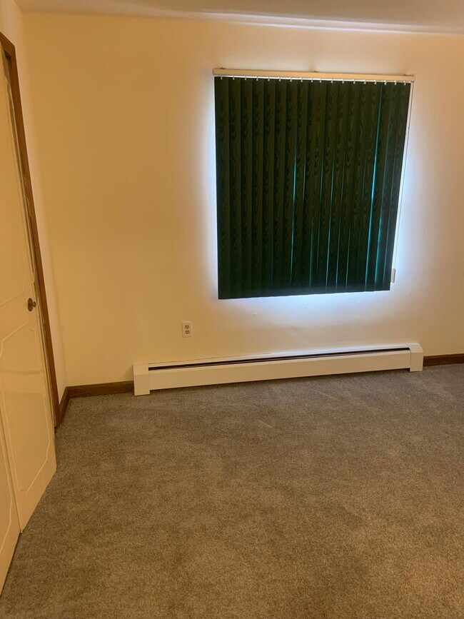 Building Photo - 1166 Middle Tpke W