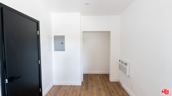 Building Photo - 153 W 51st St