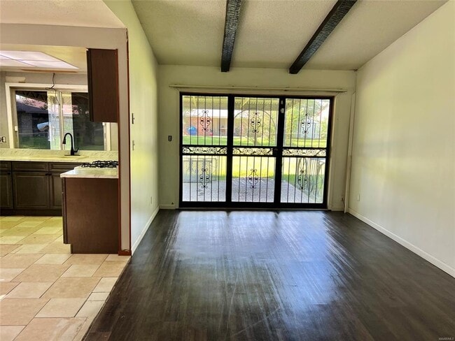 Building Photo - 307 Daman Dr
