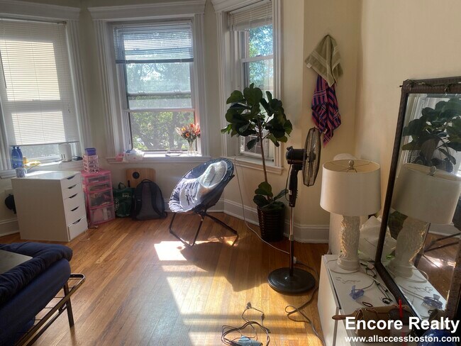 Building Photo - 364 Riverway