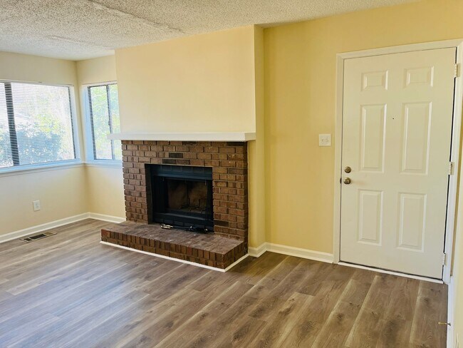 Building Photo - 13-15 Oakmount Dr