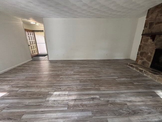 Building Photo - 6421 Orchard View Ln