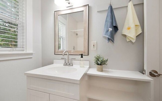 Building Photo - Darling Remodeled One Bedroom Cottage for Rent in Old Roseville