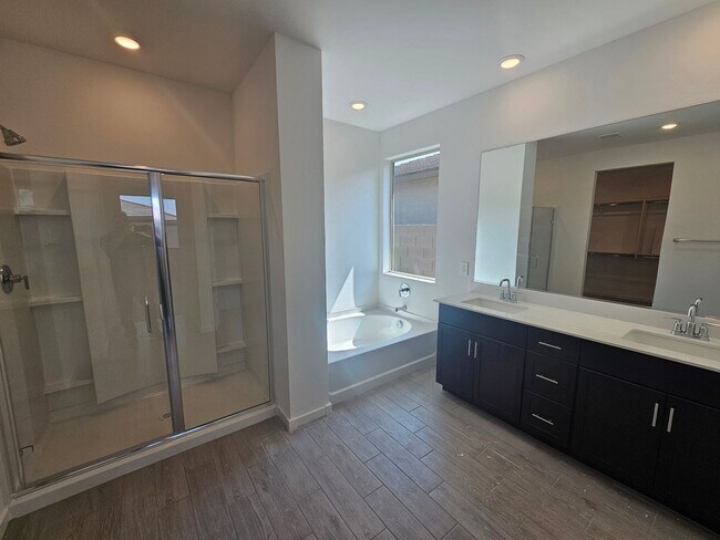 Building Photo - Beautiful new build w mountain views