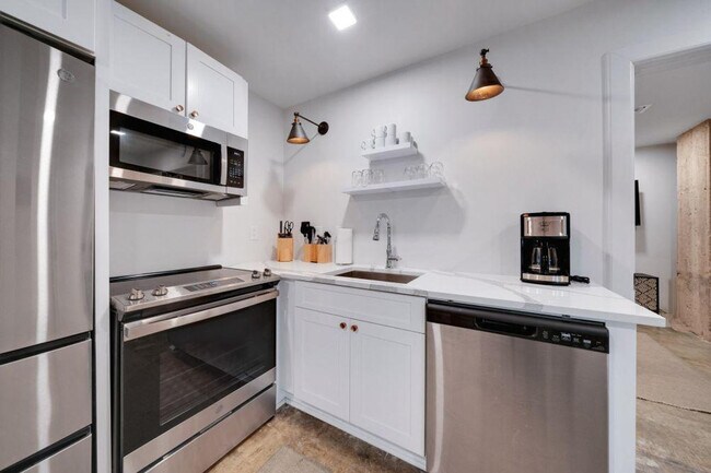 Building Photo - 505 E Travis St