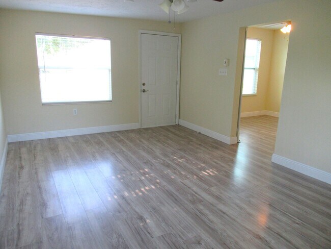 Building Photo - 5310 Palm Dr