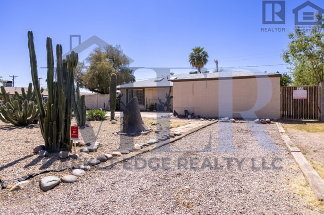 Building Photo - 3Bed/2Bath House at 19th Ave/Camelback! Move-In Ready on 06/11/2026! -- NO HOA! CORNER LOT!