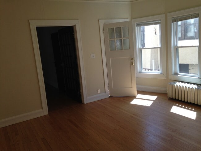 Building Photo - 1830 E Kenwood Blvd