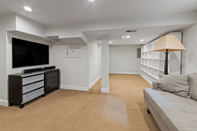 Building Photo - 540 Lyman Ave