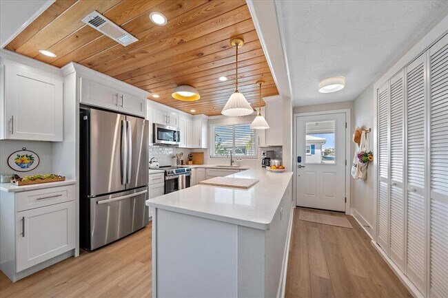 Building Photo - 914 Spanish Dr S