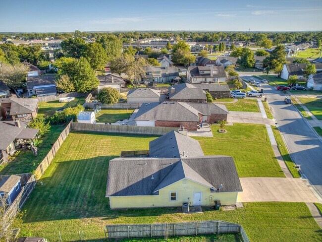 Building Photo - Move in discount / $800 first month rent