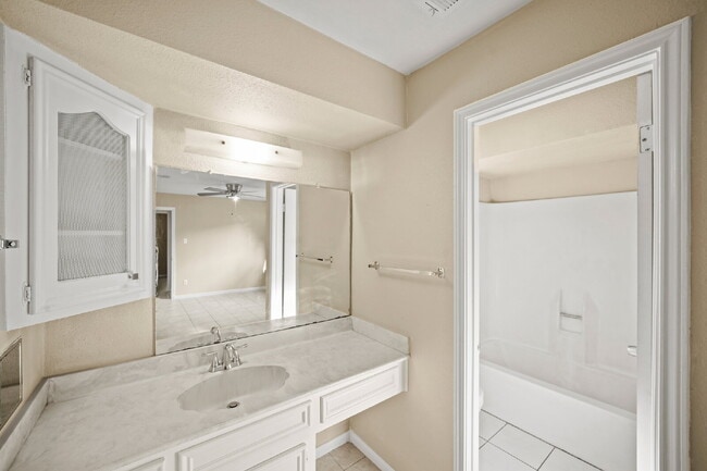 Building Photo - Charming home in Woodland Oaks Subdivision