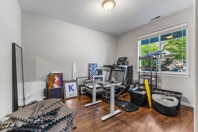 Building Photo - 5-bed, 3-bath Home in Scenic West Salem